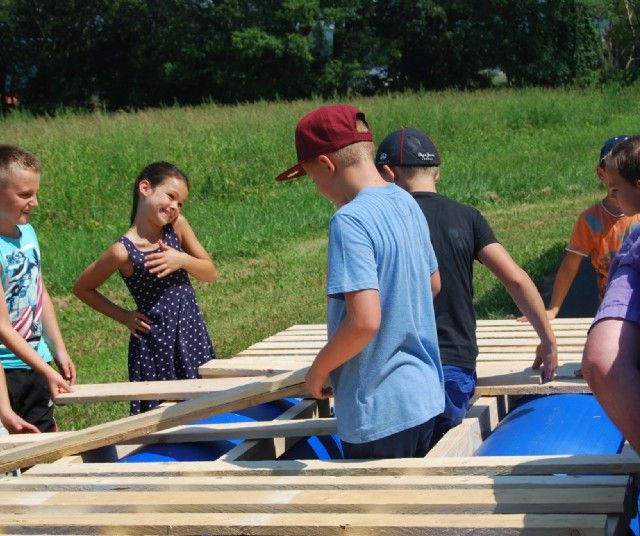 Kinder bauen ein Floß