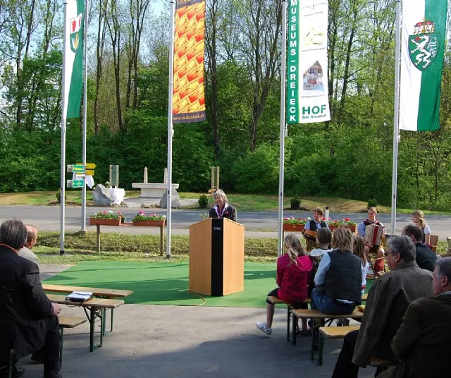 Rednerin am Rednerpult bei Veranstaltung