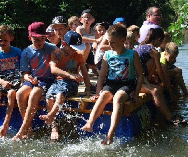 Kinder auf einem Floß im Wasser