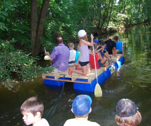 Kinder auf einem Floß im Wasser