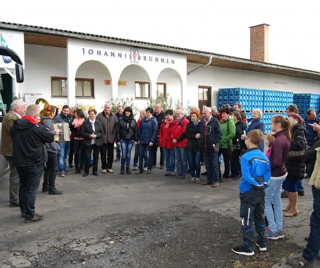 Menschengruppe vor dem Brunnen