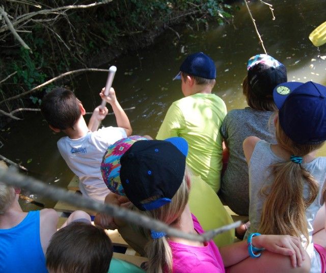 Kinder auf einem Floß im Wasser